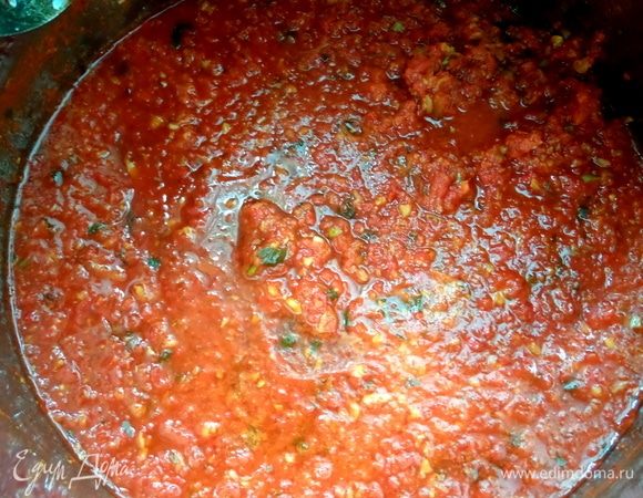 Солим, перемешиваем и ставим снова на огонь.