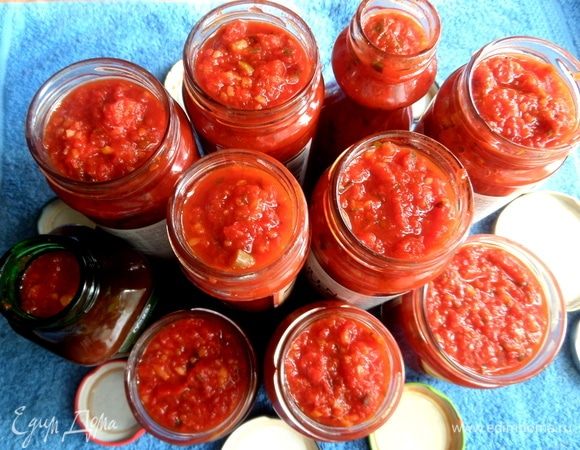 Горячий соус разлить по банкам и сразу закрутить горячими крышками.