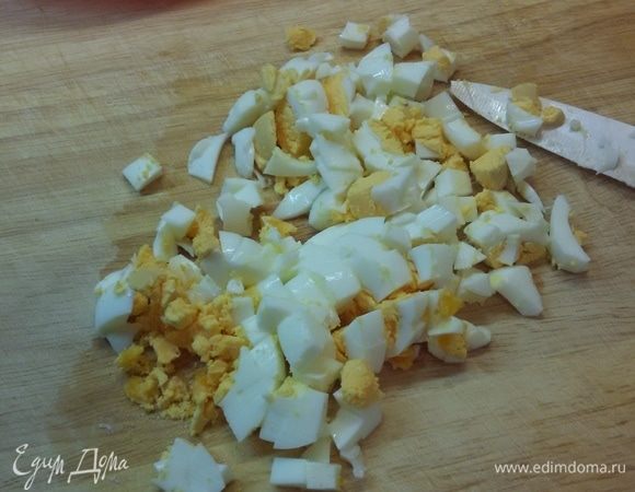 Яйца отварить вкрутую, нарезать кубиком.