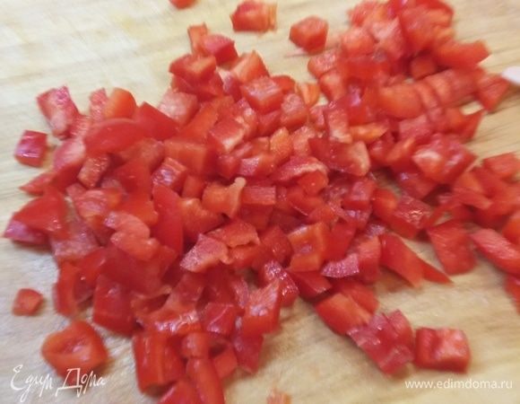 И перец тоже нарезать мелким кубиком.