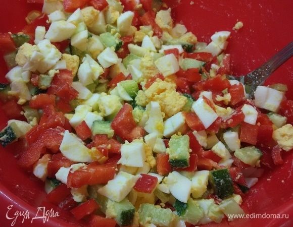 Все смешать. Заправить майонезом, посолить по вкусу. Подавать с тостами.