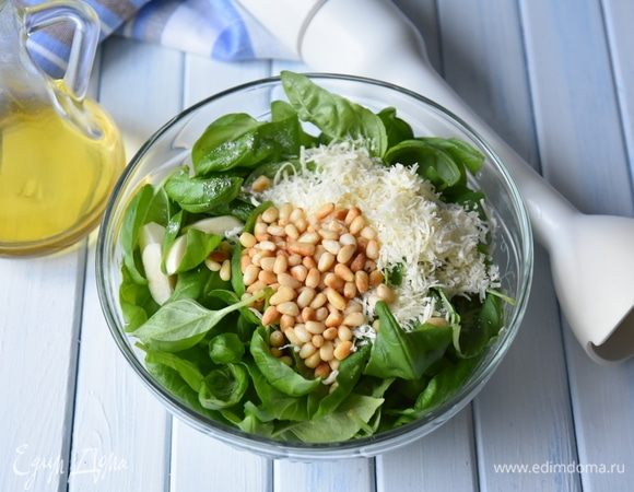 С базилика оборвать листочки. Сложить в миску листочки базилика, чеснок, орешки и тертый пармезан. Измельчить все составляющие погружным блендером. В процессе измельчения влить оливковое масло. Масла вливайте до желаемой консистенции соуса. Хотите использовать соус как намазку на хлеб, влейте масла меньше. Если используете соус как приправу к пасте, добавьте побольше масла. Переложить готовый соус в чистую сухую банку. Сверху влить 1 ст. л. оливкового масла. Хранить соус в холодильнике.