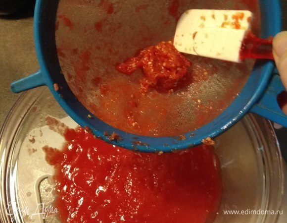 Перекручиваем помидоры на мясорубке и перетираем через сито, чтобы в соусе не было семян. Можно, конечно, так не заморачиваться, но мне так больше нравится.