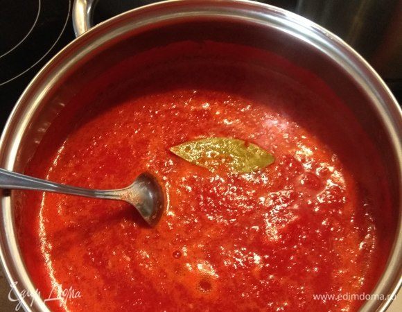 Выливаем паприку и помидоры в кастрюлю, добавляем соль, сахар, лавровый лист и варим, не накрывая крышкой, 30 минут, периодически помешивая. По истечении 30 минут удаляем лавровый лист.