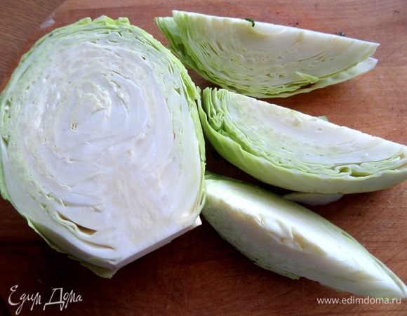 Основа капустная, поэтому начинаем с нее. Можно пополам с красной капустой.