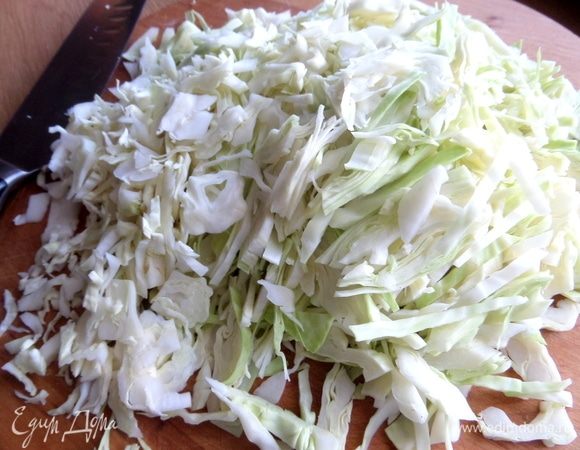 Шинкуем тонко, можно на шинковке.