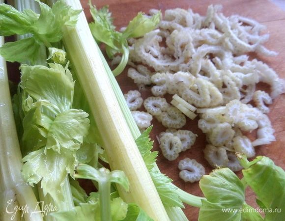 Сельдерей тоже тонко настрогать.