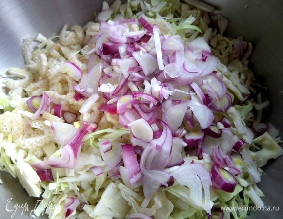 Высыпать в большую миску.