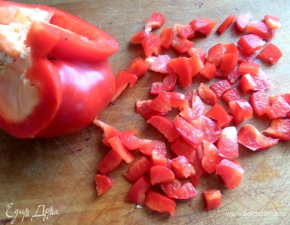 Перец измельчить.