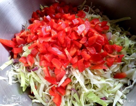 Пересыпать в салат. Или морковь использовать, тоже будет красиво.