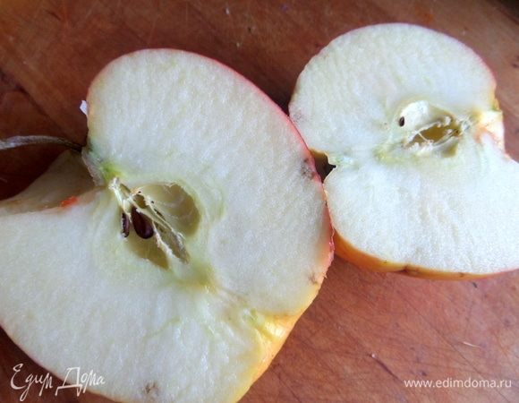 Вкусное большое яблоко очистить от серединки.