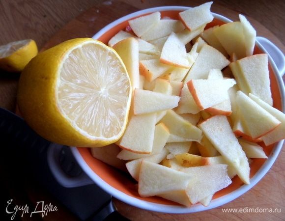 Нарезать и полить лимонным соком.
