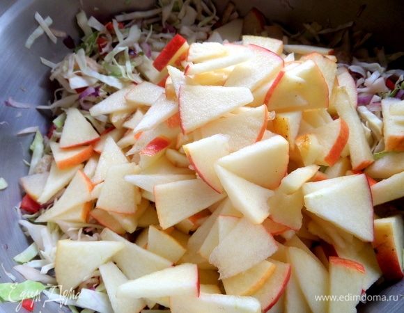 Перемешать в соке и перенести яблочки в салат.