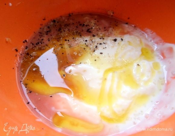 Для заправки все смешать. Здесь половина стакана йогурта 3 %, потом добавила еще.