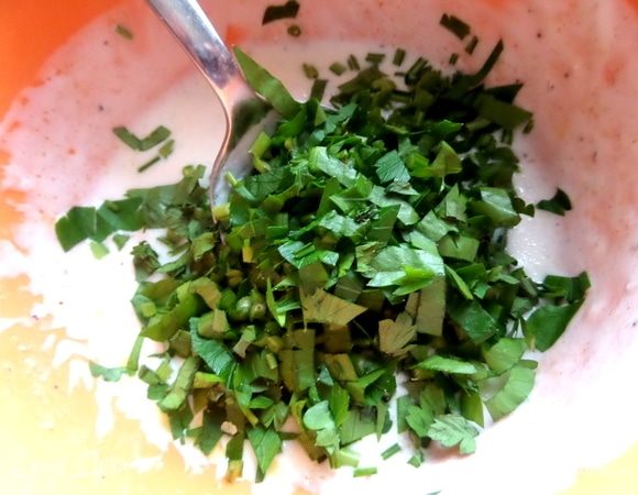 Всыпать рубленную зелень. Можно укроп.