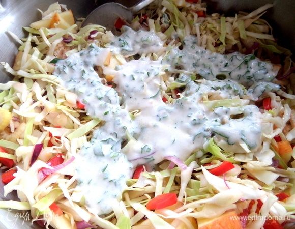 Вылить заправку в салат.