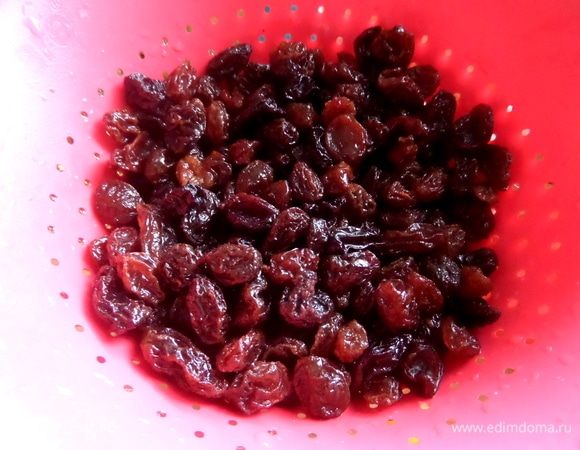 Изюм, если требуется, промыть, отжать.