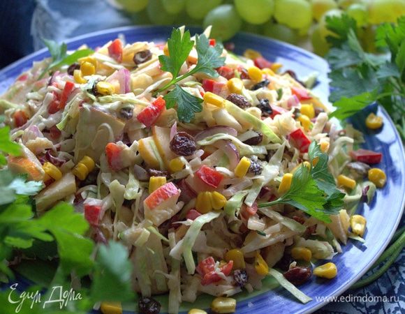 Салата много. Здесь на большом блюде примерно половина вместилась.