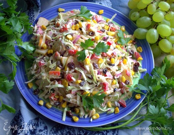 Решила украсить кукурузой, сейчас как раз сезон, отвариваем часто.