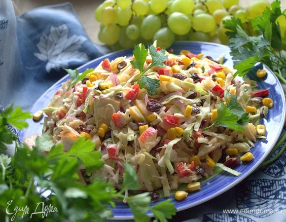 Салат можно сделать заранее, но надо учитывать его объем, чтобы сильно не растягивать.