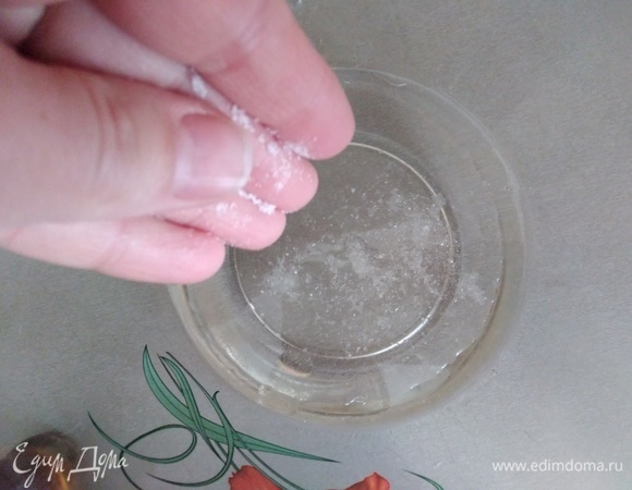 Духовку разогреть до 200°C. Смешать в миске масло, кипяток и соль. Перемешать.