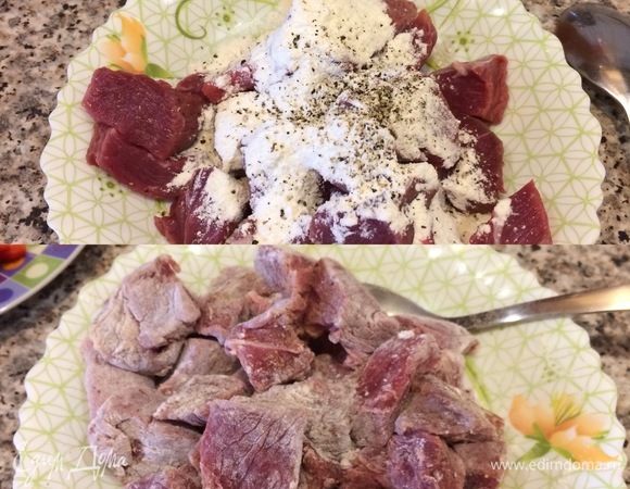 Мясо нарезать, посыпать солью, перцем, чесночным порошком, мукой и хорошо перемешать.