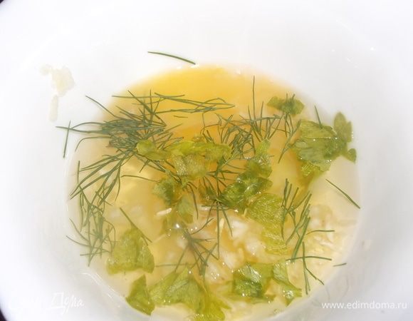 В отдельной посуде яйцо смешать с натертым зубчиком чеснока, зеленью и солью.