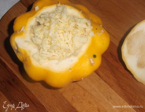 На терке натереть сыр. Заполнить им оставшееся пространство.