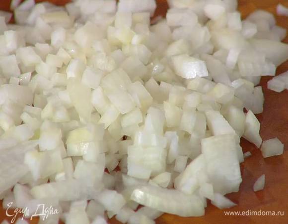 Лук и чеснок почистить и мелко порубить.