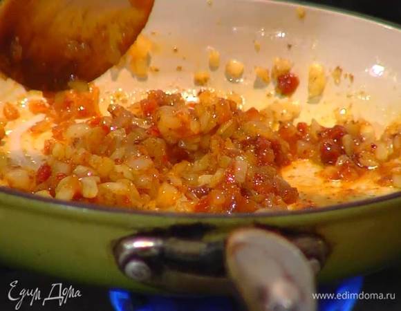 Разогреть в сковороде оливковое масло и слегка обжарить лук и чеснок, всыпать шафран, кориандр, хмели-сунели, уцхо-сунели, часть сванской соли и еще немного обжарить, затем добавить аджику, все перемешать и снять с огня.