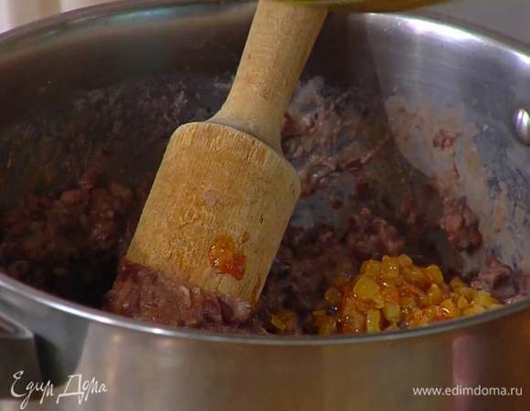 Размять толкушкой фасоль с жидкостью в пюре, слегка посолить, всыпать сушеный тимьян и все перемешать, затем добавить обжаренный лук с чесноком и специями, еще раз все перемешать.