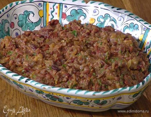 Кинзу мелко порезать, посыпать оставшейся сванской солью и немного порубить, затем добавить к фасоли с луком и все перемешать.