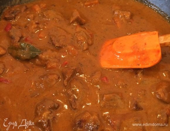 В конце добавляем сметану, перемешиваем и снимаем с огня.