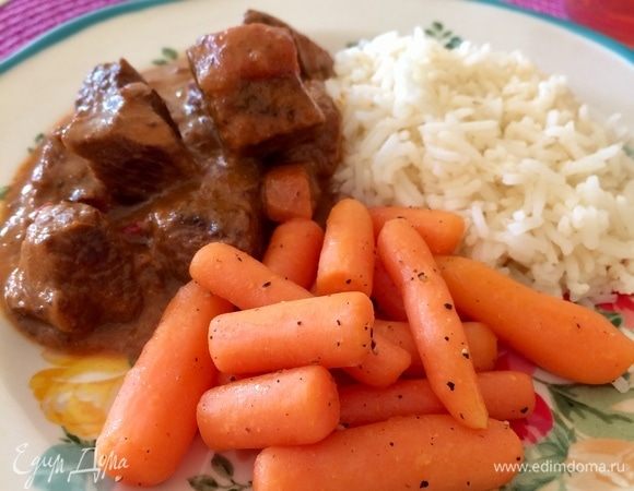 Гарнир из риса и овощей отлично подойдет к мясу.