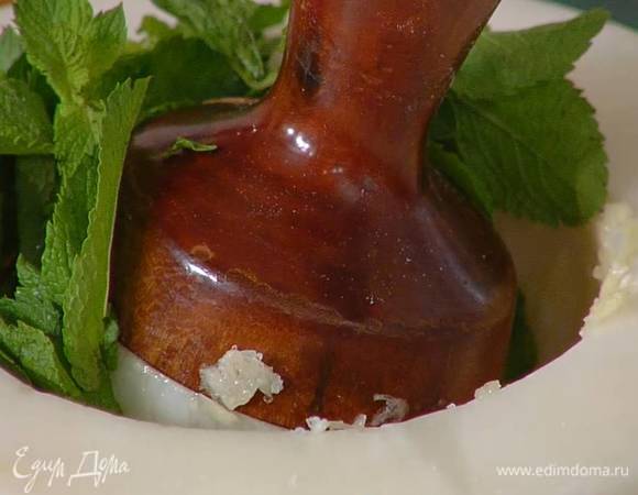 Чеснок почистить, раздавить плоской стороной ножа, поместить в ступку и растереть вместе с солью в пюре, затем добавить листья мяты и еще раз все растереть.