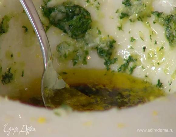 Наршараб, мед и оливковое масло влить в ступку с чесноком и мятой, добавить цедру лимона и лимонный сок и все перемешать.