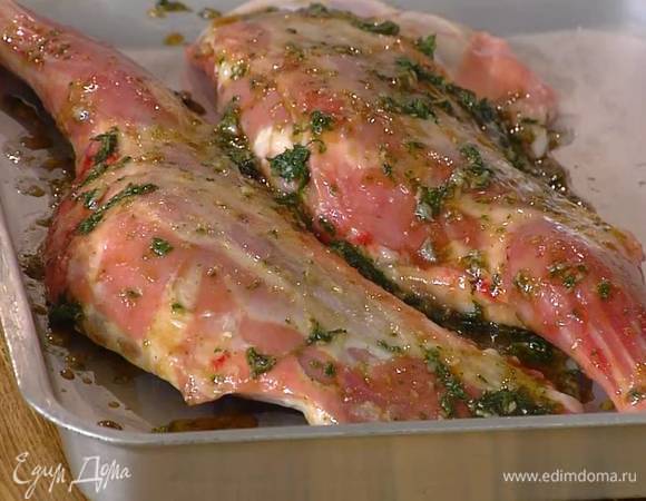 Мясо выложить в большой противень, сделать острым ножом неглубокие надрезы и смазать баранину маринадом, так чтобы он попал в разрезы.