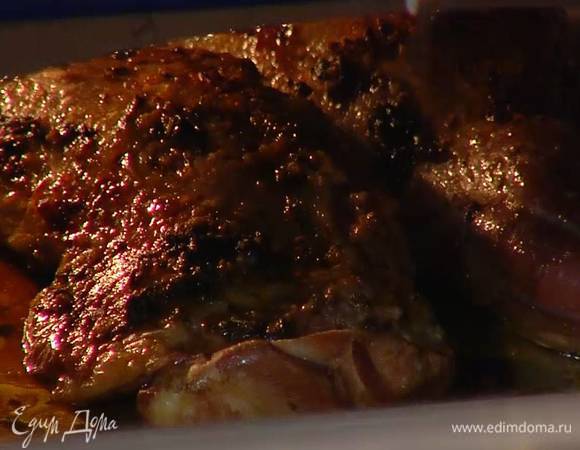 Поставить противень в разогретую духовку, понизить температуру до 160°С и томить мясо 2–3 часа, периодически поливая выделившимся соком.<br />
<br />
 
