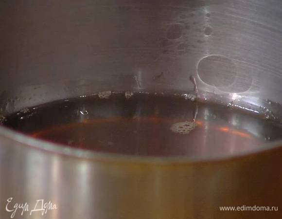 В небольшую кастрюлю всыпать сахар, влить 200 мл воды и сварить сироп, затем остудить.