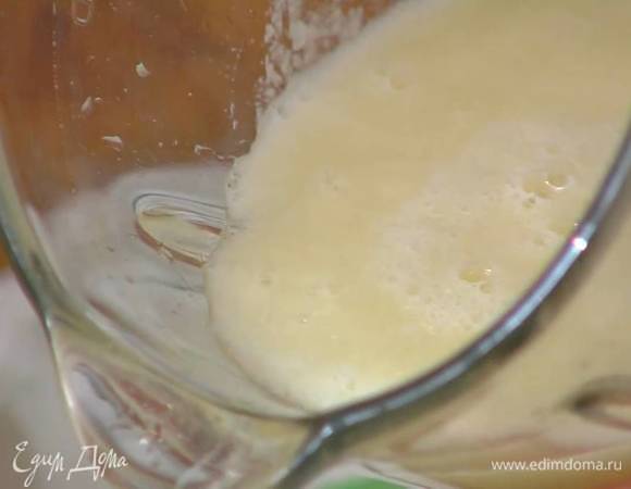 Из лайма выжать сок, влить к дыне и взбить все в пюре.