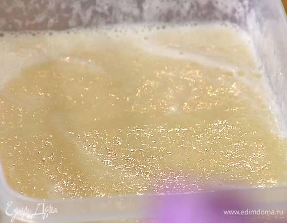 Перелить пюре из дыни в контейнер и небольшими порциями вливать остывший сироп, каждый раз перемешивая (если дыня сладкая, сироп может понадобиться не весь).