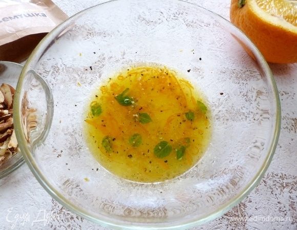 Счистить с апельсина цедру и выжать сок. Приготовить заправку из сока, цедры, оливкового масла, смеси перцев и мяты (крупные листики нарезать).