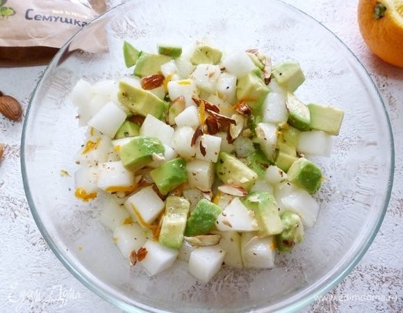 Нарезать одинаковыми кубиками авокадо и дыню, полить заправкой и аккуратно перемешать. При подаче посыпать обжаренным миндалем и крупной морской солью.