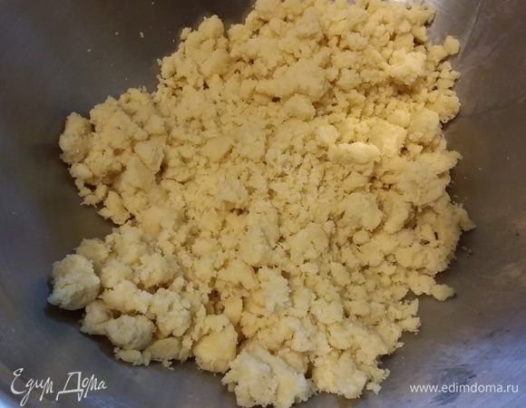 Все виды муки, сахар и щепотку соли соединить в миске с размягченным сливочным маслом и перетереть в крошку. Это быстро и легко сделать руками, так проще контролировать качество и размер комочков. Количество сахара регулируйте в зависимости от сладости сливы. Под миндальной мукой у меня бланшированный, очищенный и мелкомолотый миндаль.