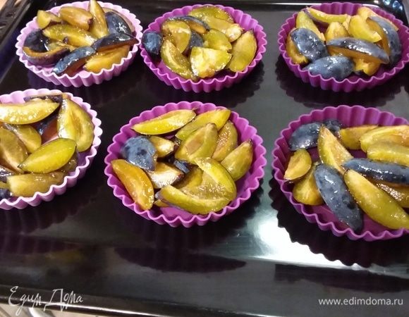 Выложить сливы в форму для запекания.