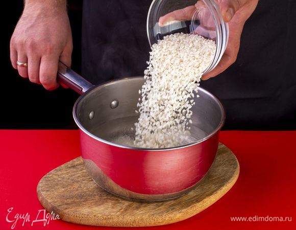 Рис промойте, воду доведите до кипения. Высыпьте рис в воду, постоянно помешивая. Убавьте огонь и варите 10 минут, пока жидкость почти полностью не впитается.<br />
 