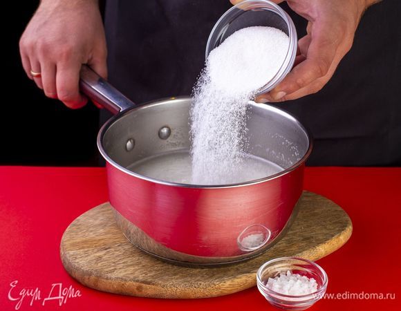 Добавьте соль и сахар, перемешайте.