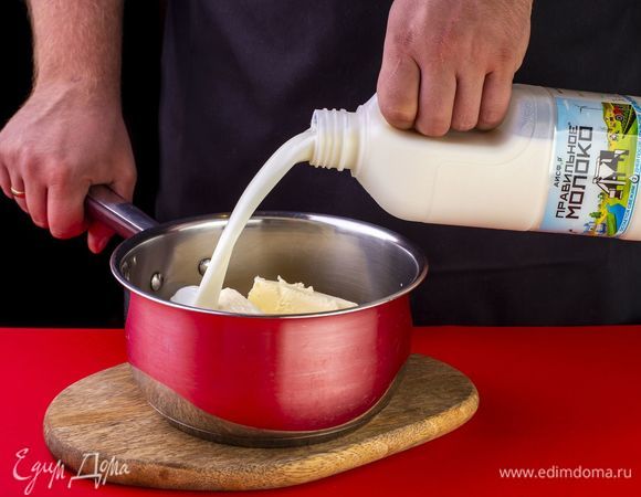 Далее добавьте молоко ТМ «ПравильноеМолоко» 1,5%. Поставьте на огонь и доведите до кипения, периодически помешивая. Снимите с огня и остудите до теплого состояния.