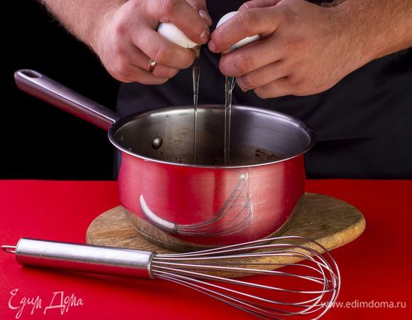 В теплую смесь введите яйца, размешайте венчиком.<br />
 