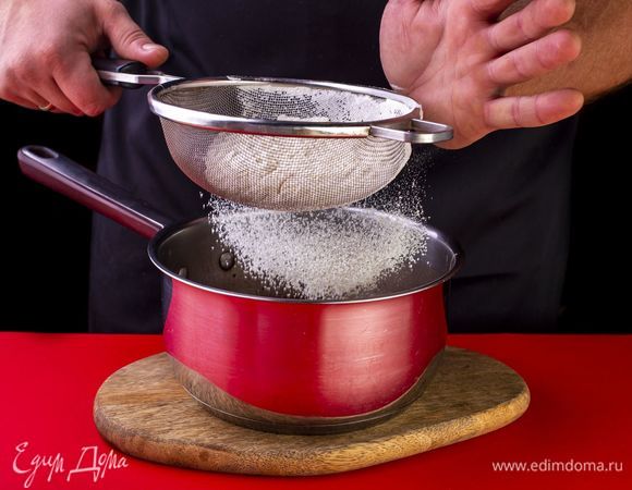 Добавьте разрыхлитель и просеянную муку, равномерно перемешивая тесто.